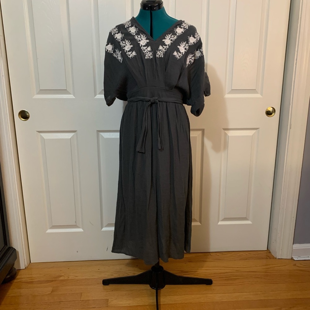 Entro Gray V Neck Rayon MIDI Floral Embroidered Dress -size Large